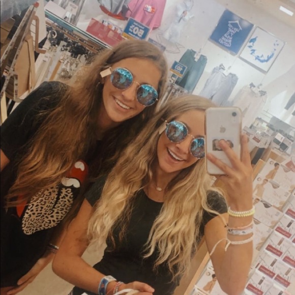 Meet your Posher, Carlee - Picture 1 of 1